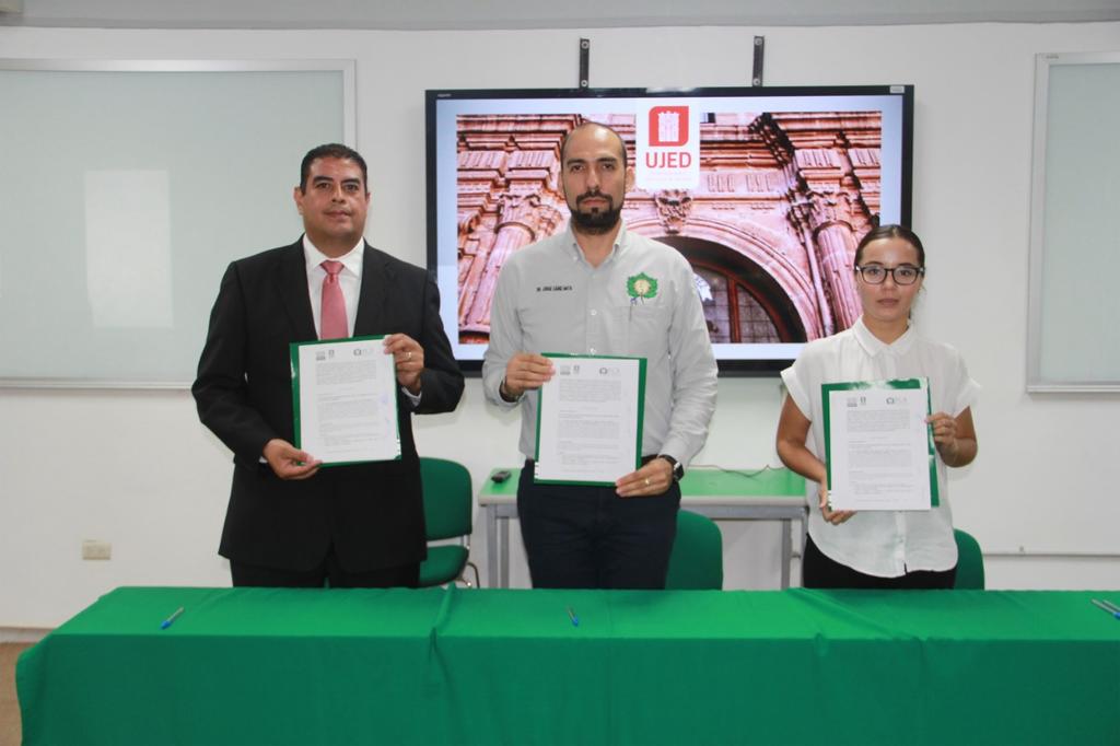 En la firma estuvieron presentes el director regional del ICATEC, Omar Morales Rodríguez y el director de la facultad juarista, Jorge Sáenz Mata. (EL SIGLO)