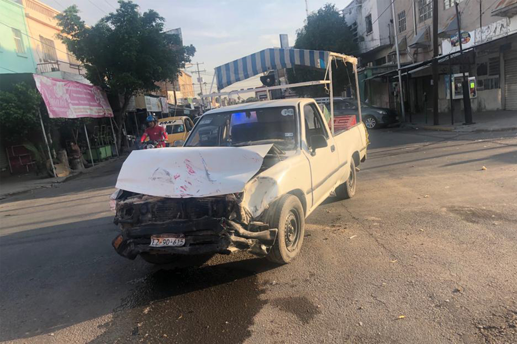 Una camioneta que transportaba helados fue impactada por otra en la zona Centro de Torreón.
