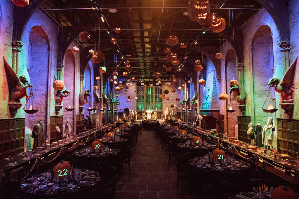  El gran comedor fue decorado con más de 100 calabazas flotantes imitando la producción de la primera aparición de éstas en Harry Potter y la Piedra Filosofal. (ARCHIVO)