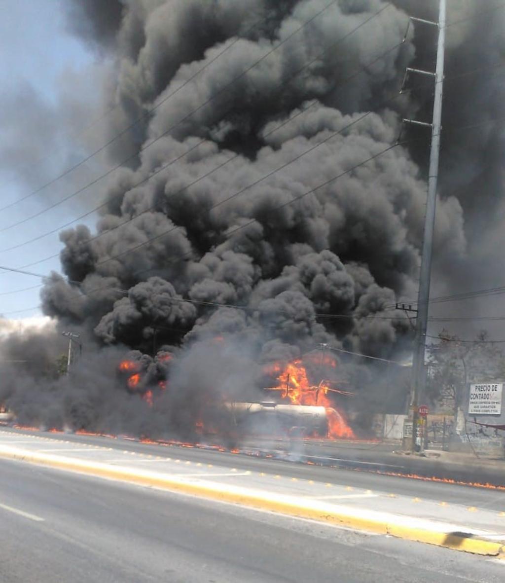 El día de hoy se registró la explosión de una pipa de diésel en Guadalupe, Nuevo León. (TWITTER)