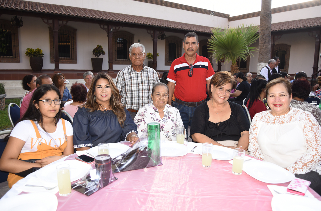 Luis Gómez, Enrique Contreras, Graciela Ramírez, Josefina Castillo, Lupita Zapata, Juanita Zapata y Martha.
