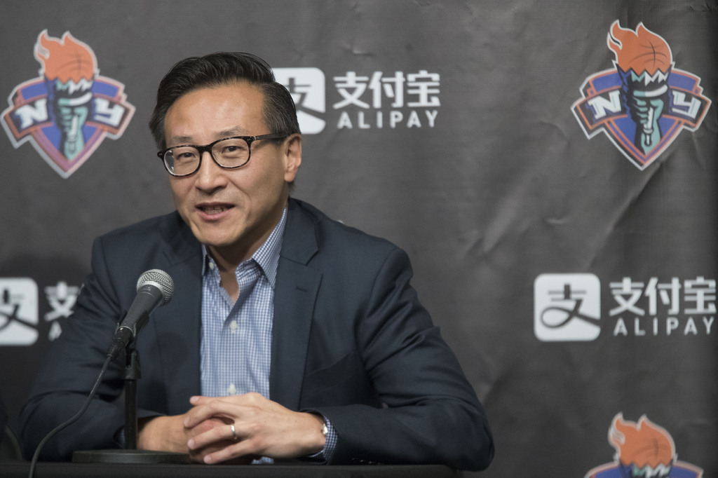 Joe Tsai acordó comprar el restante 51% de los Nets de Brooklyn de Mijaíl Prokhorov.
