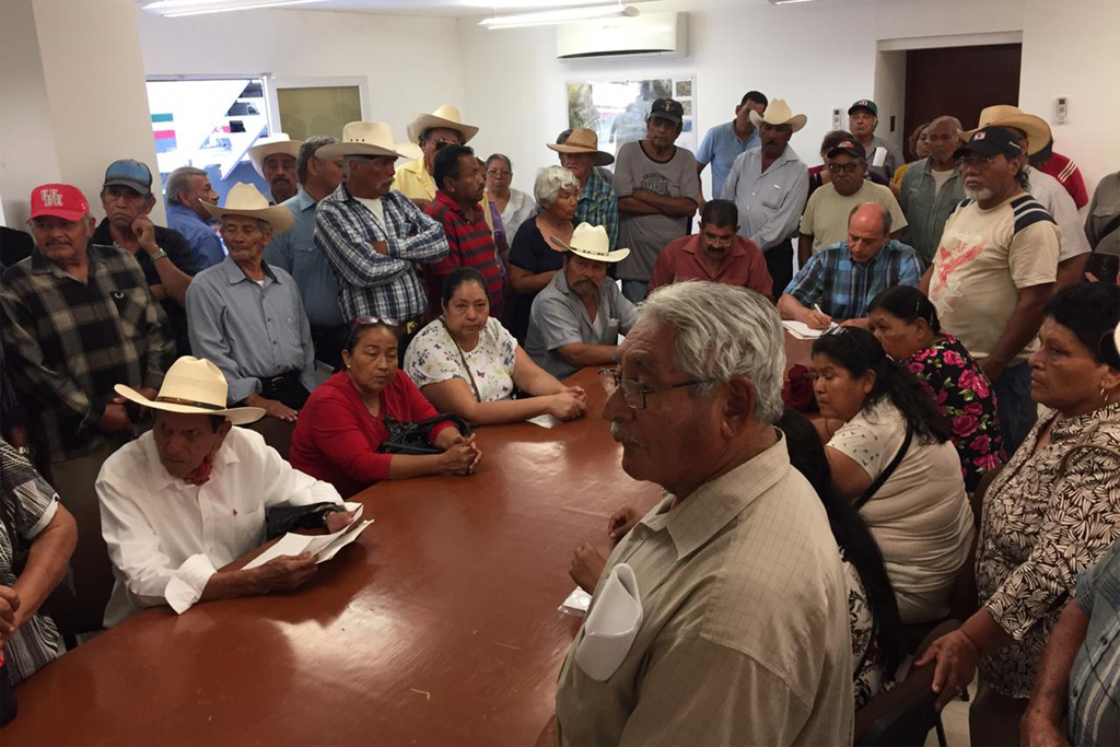 Campesinos se reunieron ayer en las instalaciones de la Comisión Nacional del Agua en el municipio de Lerdo.