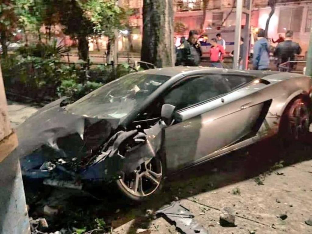 De acuerdo con reportes de medios de comunicación, el accidente ocurrió alrededor de las 5:00 horas en el cruce de las calles Zacatecas y Yucatán, donde aún se encuentran diversas partes del auto Lamborghini. (ESPECIAL)
