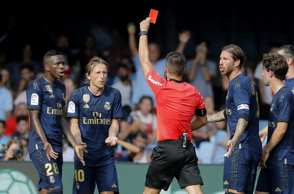  El centrocampista croata del Real Madrid Luka Modric recibió la primera cartulina roja de la temporada en LaLiga Santander. (EFE)