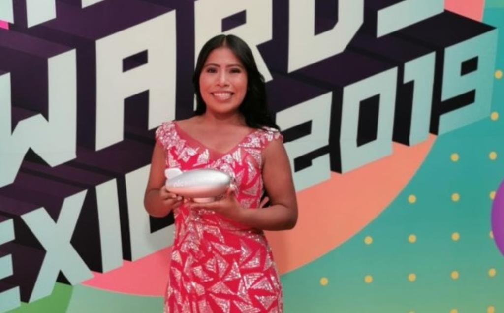 La mexicana recibió el 'Prosocial de Nickelodeon' durante la carpeta naranja de los premios. (ESPECIAL)
