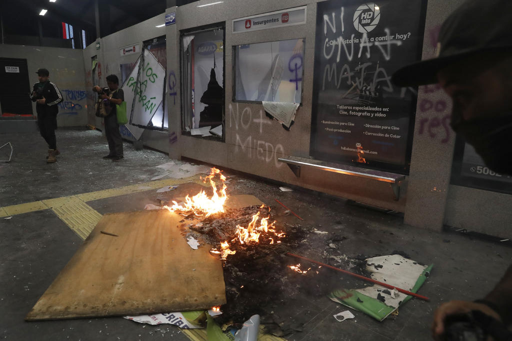  Gobierno de la Ciudad de México informó que tras los actos vandálicos a la estación Glorieta Insurgentes, del Metrobús, los daños ascienden a un millón de pesos que serán cubiertos por una aseguradora. (AP)