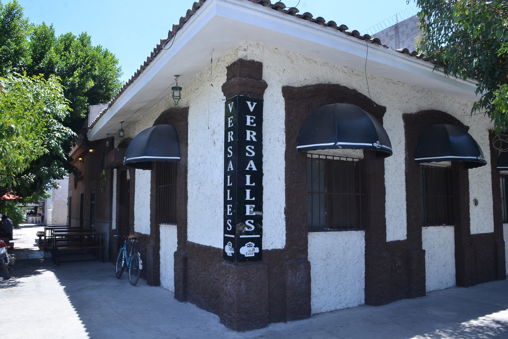La cantina ubicada en la Degollado esquina con avenida Allende en el Centro de Torreón aún conserva su arquitectura original. (EL SIGLO DE TORREÓN)