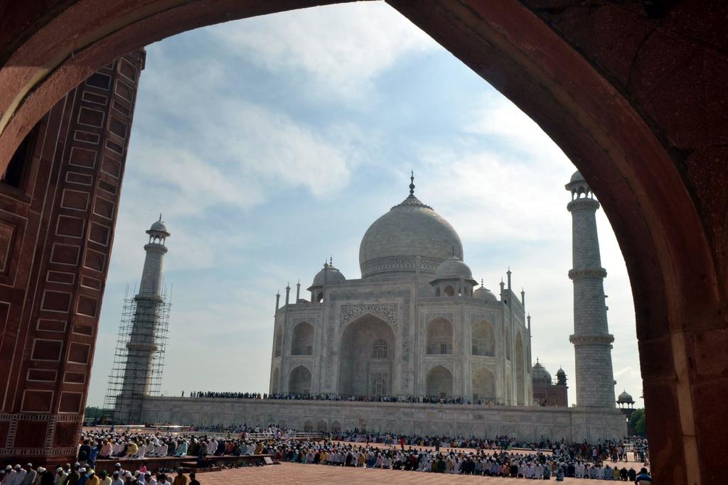 Miles de indios musulmanes se reúnen para celebrar el Eid al Adha o la Fiesta del Sacrificio este lunes en el mausoleo del Taj Mahal.