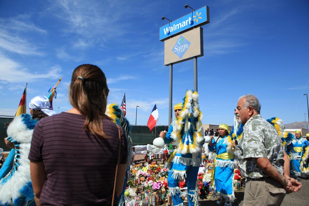Una ofrenda con matachines se hizo presente en El Paso, para rendir tributo a los asesinados.