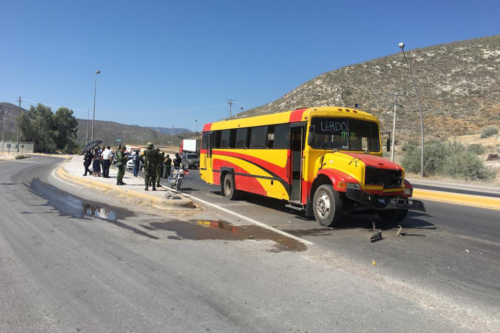 El autobús de pasajeros se impactó por alcance contra una pipa de transporte de agua. (EL SIGLO DE TORREÓN)