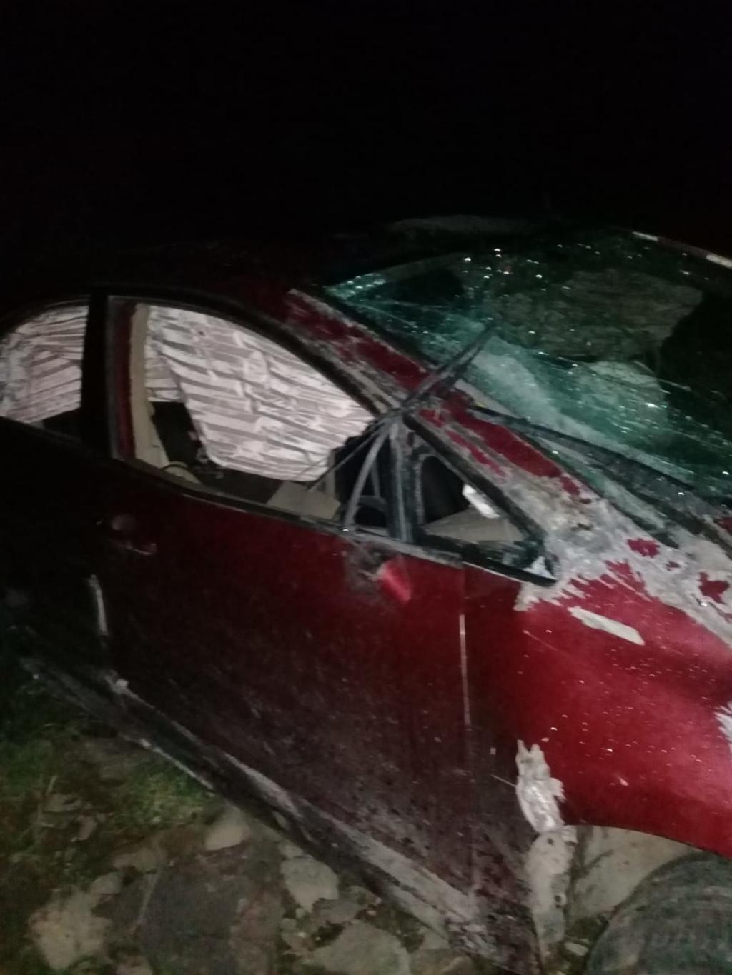Una mujer perdió la vida luego de que el vehículo en el que viajaba sufrió una volcadura frente al poblado 12 de Diciembre del municipio de Cuencamé, Durango. (EL SIGLO DE TORREÓN)