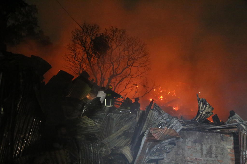 El fuego destruyó más de 15 mil viviendas en Daca, Bangladesh, al parecer por la conexión ilegal de tuberías para el suministro de gas. (EFE)