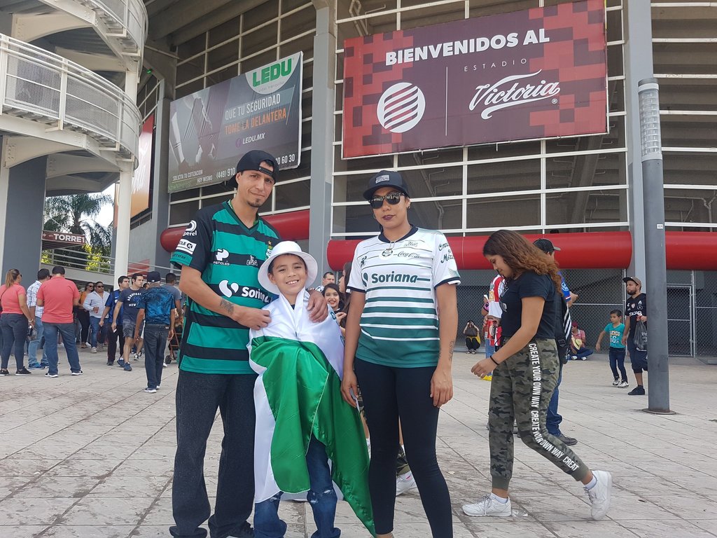 Miembros de 'La Komún' hicieron el viaje a Aguascalientes, para apoyar a los Guerreros en el Estadio Victoria. (Fotos de Aarón Arguijo)