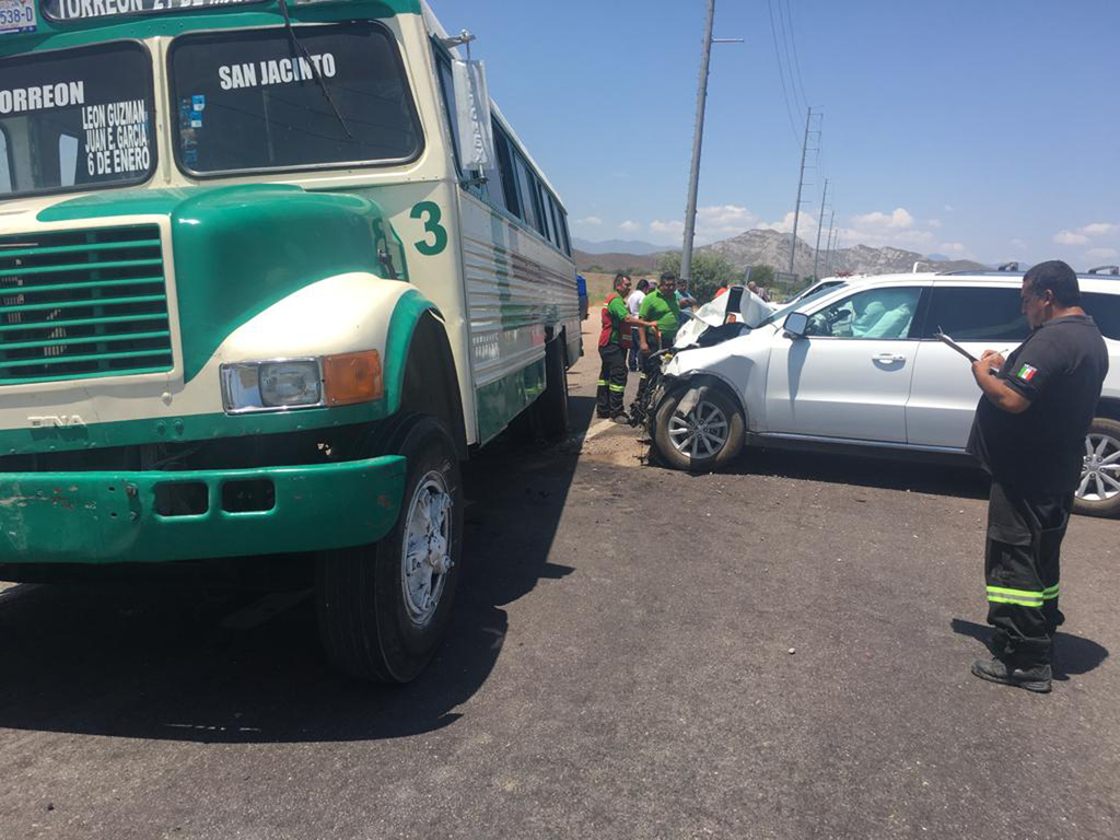 En el accidente se vieron involucradas dos camionetas y un autobús de pasajeros. (EL SIGLO DE TORREÓN)