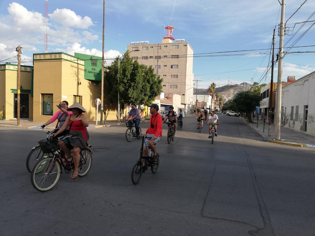 Circulan en grupo. Montados en sus bicicletas se hicieron los diversos recorridos a diferentes edificios de la ciudad, que tienen una arquitectura orientalista en Torreón, por lo que el desplazamiento se hizo en forma divertida, haciendo deporte y aprendiendo más sobre los puntos históricos de la ciudad.
