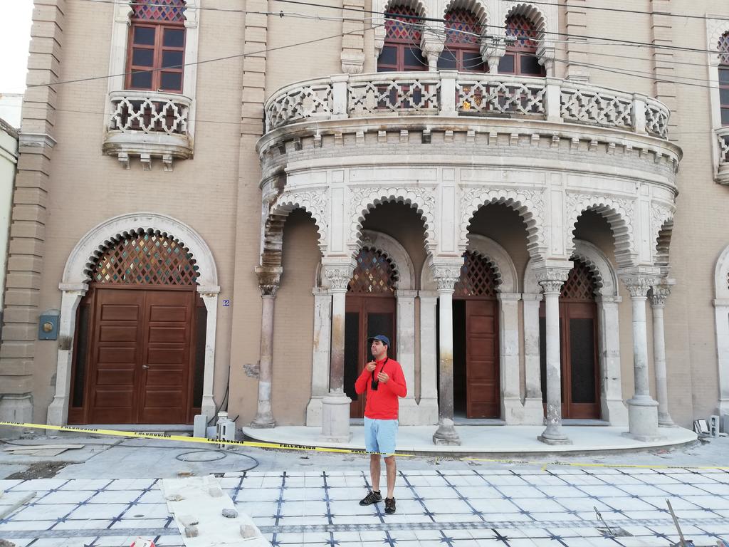 Casa Mudéjar. La presencia del estilo morisco se hace notable en este edificio, por el uso de ladrillos, flores, arcos, vitrales y madera en vigas, puertas y ventanas.