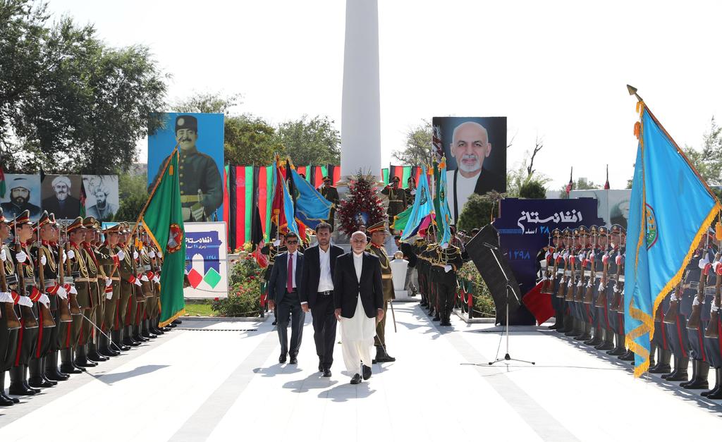 Como acto para marcar el aniversario, el presidente depositó una corona de flores en el monumento de la independencia, un minarete situado en el complejo del Ministerio de Defensa en Kabul. (EFE)