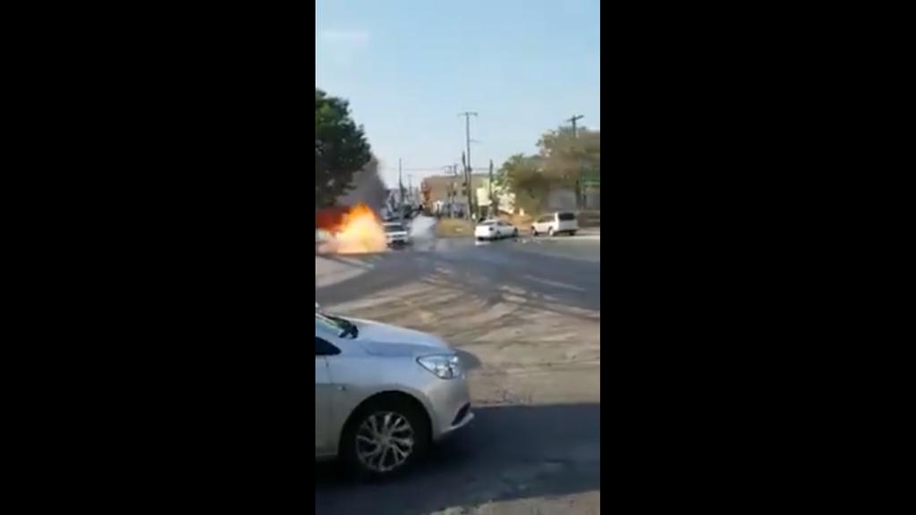 En las imágenes se observa como el auto avanza mientras la parte trasera arde en llamas, al cruzar unos 100 metros, el auto se detiene y mientras personas cercanas al siniestro gritan que se bajen, los pasajeros descienden de éste. (ESPECIAL)