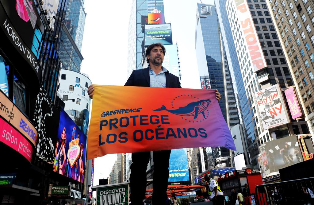 Bardem, que participa en una campaña del grupo de defensa del medioambiente Greenpeace, ha hablado en varias ocasiones a favor de hacer esfuerzos para frenar la contaminación petrolera, la sobrepesca y los desechos plásticos en los mares. (ARCHIVO)

