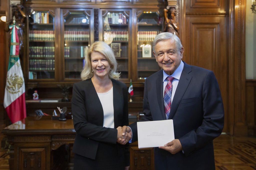 El presidente Andrés Manuel López Obrador con Päivi Pohjanheimo, embajadora de Finlandia. (TWITTER)