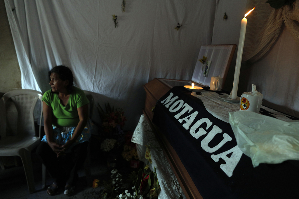 Los familiares de los cuatro hinchas hondureños fallecidos el sábado dieron el último adiós a sus seres queridos. (AP)