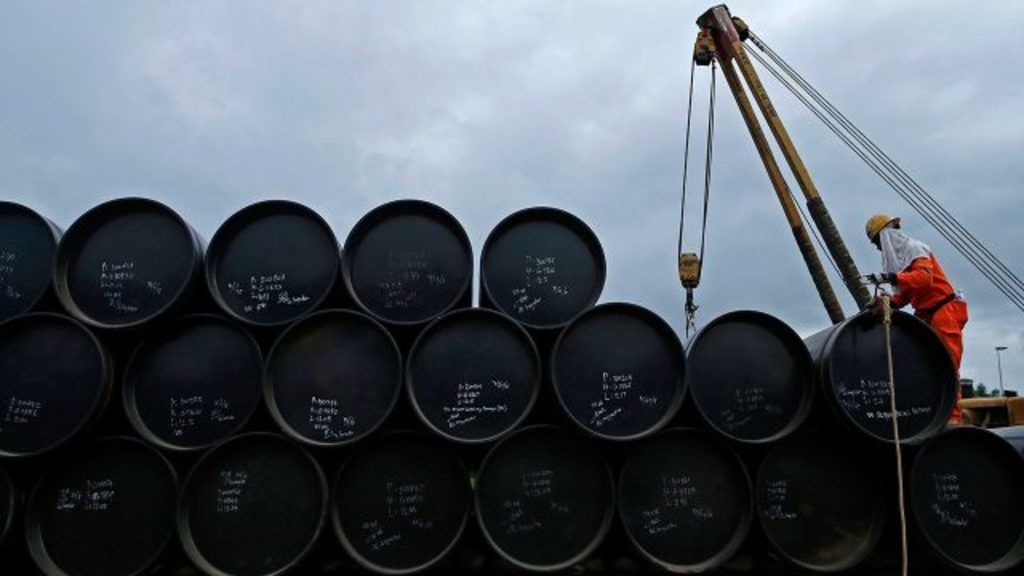 El precio del petróleo también aumentó ante un incremento en las tensiones geopolíticas en el Medio Oriente. (ARCHIVO)