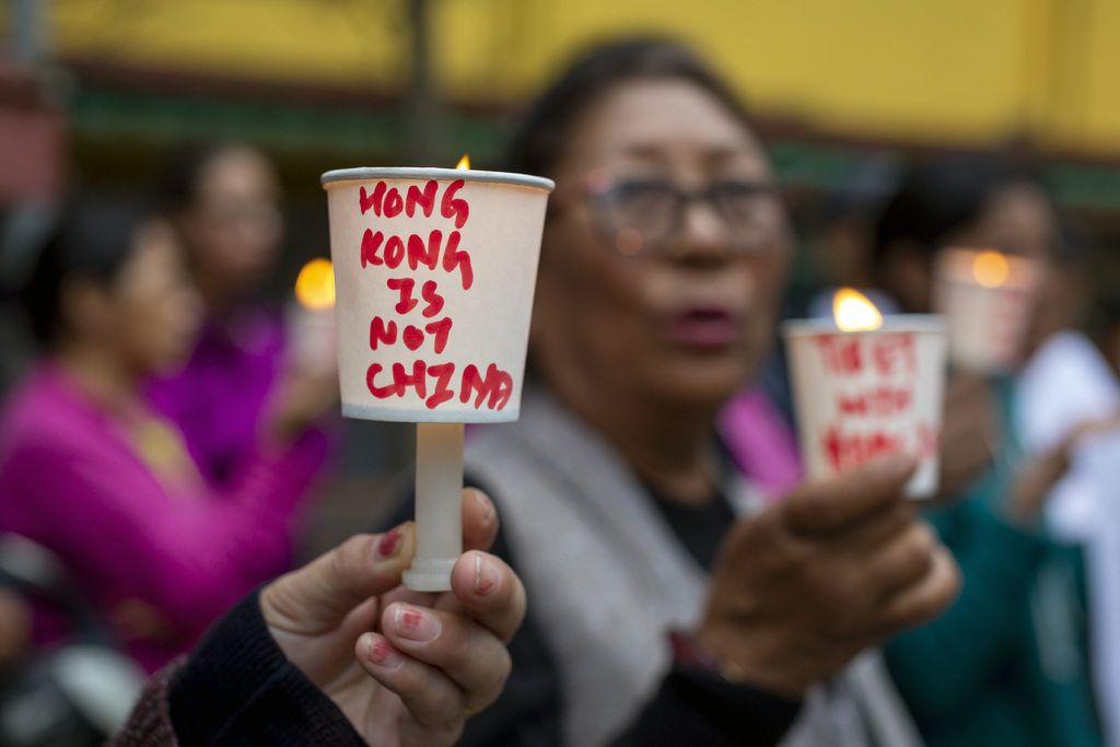 Twitter rastreó la campaña contra el movimiento de protesta hongkonés a dos cuentas falsas chinas e inglesas. (AP)