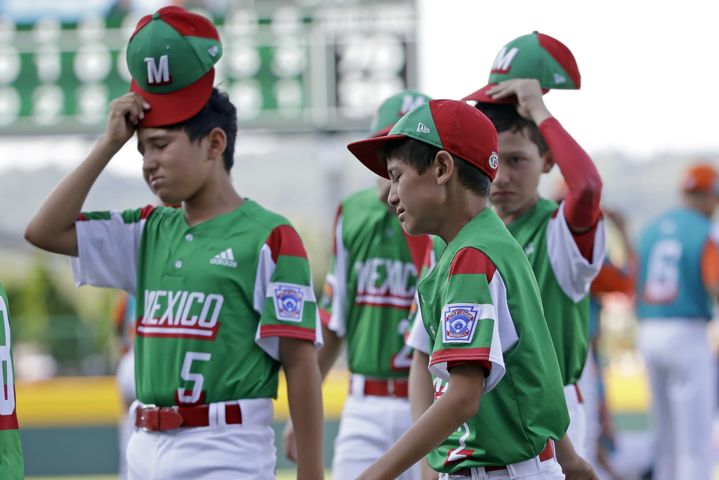 Los peloteritos mexicanos se lamentan tras quedar eliminados en la Serie Mundial de Pequeñas Ligas. (AP)