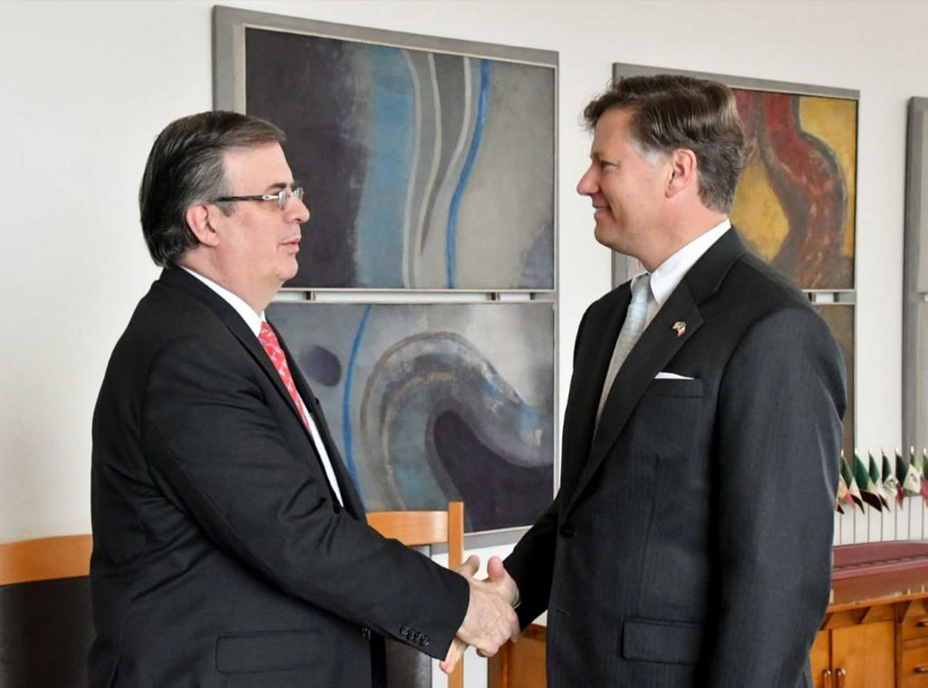 Tras entregar sus cartas como embajador de Washington en México, Landau recibió en la embajada Marcelo Ebrard. (NOTIMEX)
