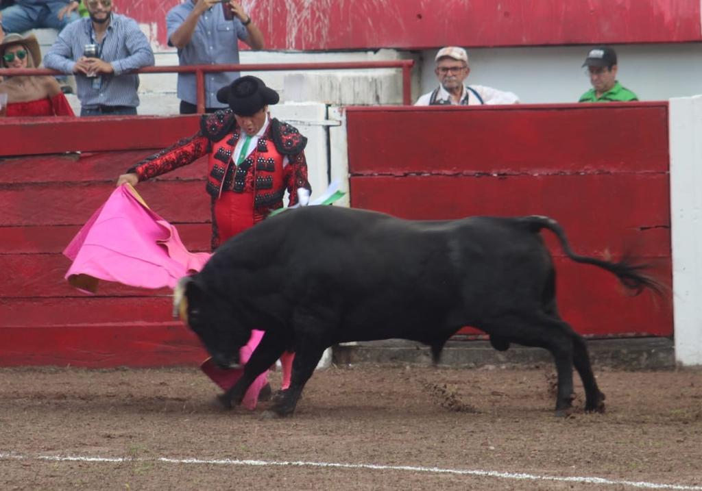 Exitosa, resultó la presentación del matador de toros lagunero. (CORTESÍA)