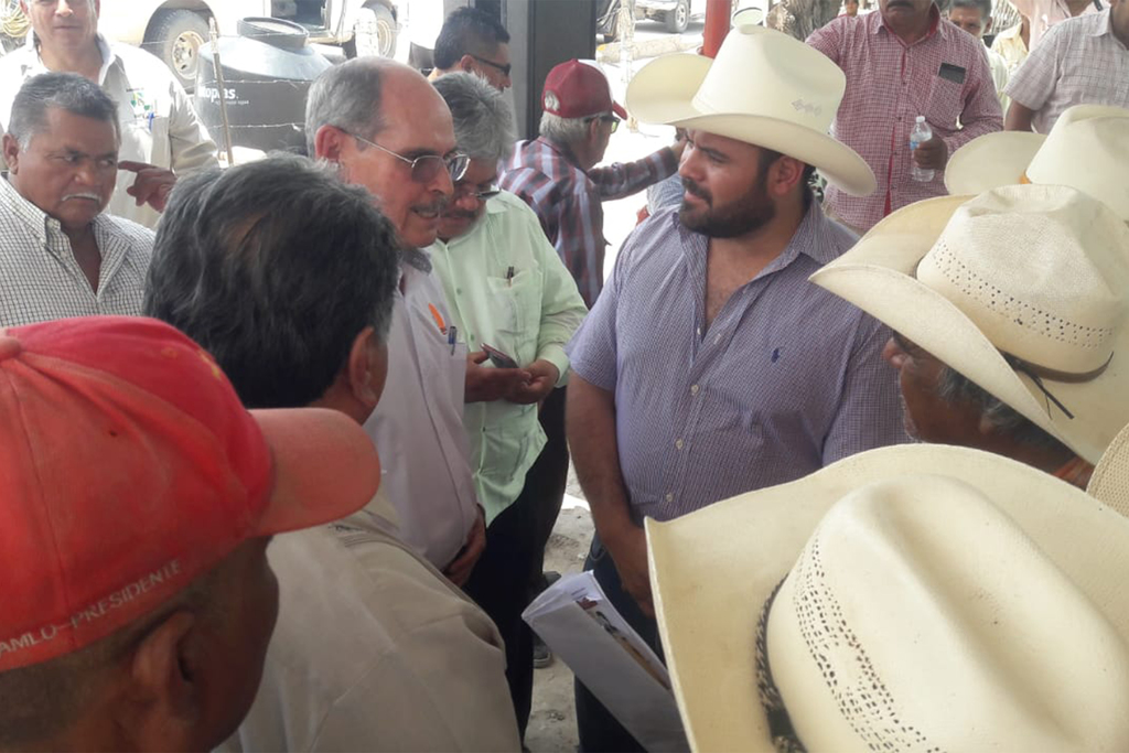 Visita el director general de Conaza, Ramón Sandoval, a campesinos de la zona semidesértica de Francisco I. Madero. (EL SIGLO DE TORREÓN/GUADALUPE MIRANDA)