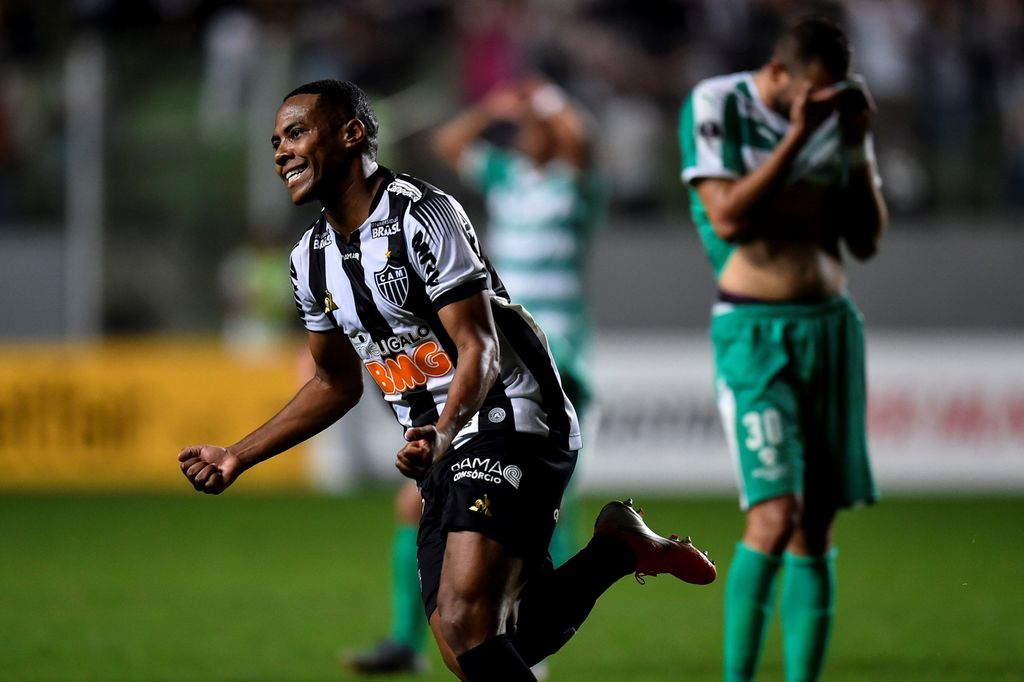 Elías, del Atlético Mineiro celebra luego de anotar el gol de la remontada para su club. (EFE)