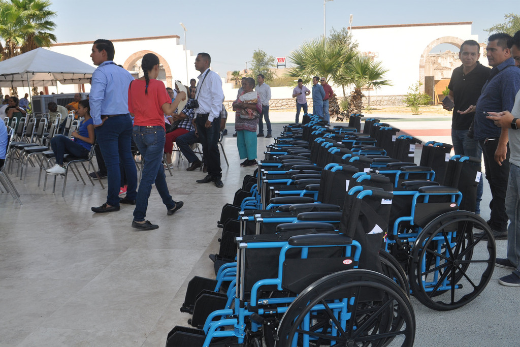 Se entregaron 90 aparatos funcionales, como prótesis y sillas. (FABIOLA P. CANEDO/EL SIGLO DE TORREÓN)