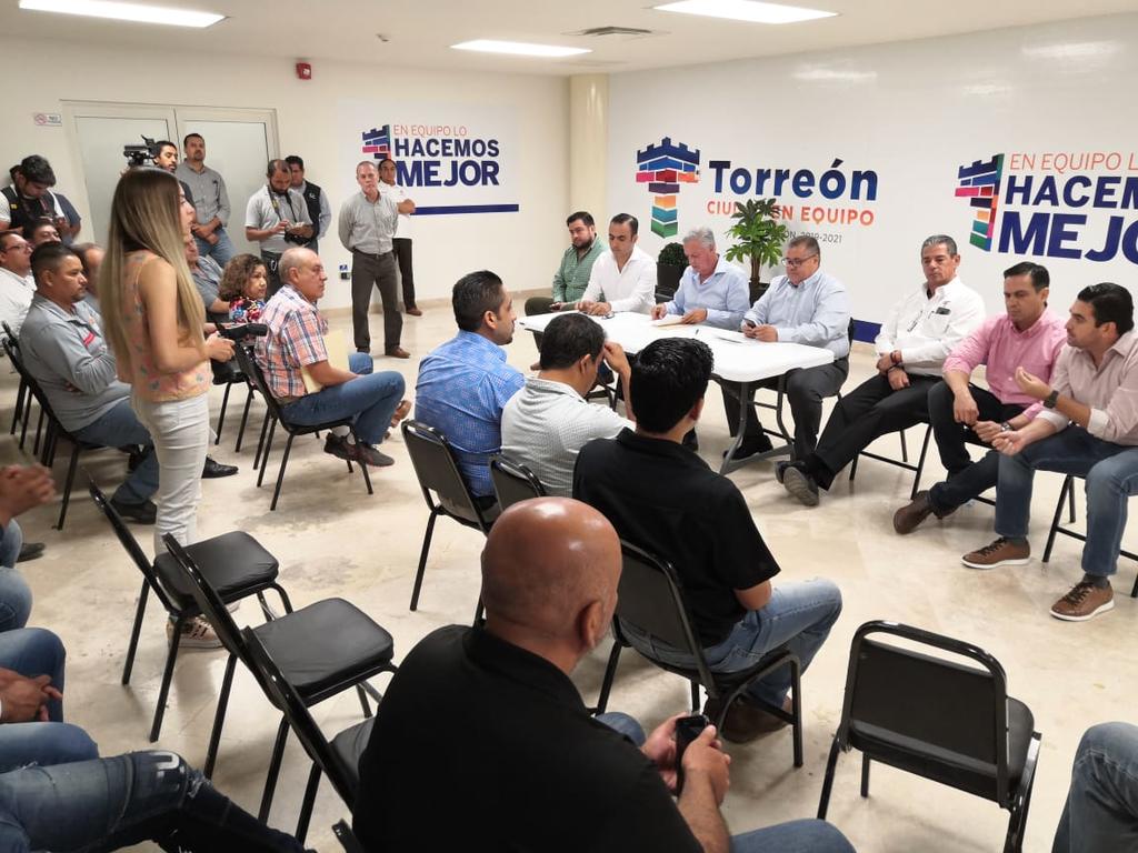 El grupo sostuvo un diálogo con el alcalde Jorge Zermeño y otros funcionarios como el secretario del Ayuntamiento. (EL SIGLO DE TORREÓN)