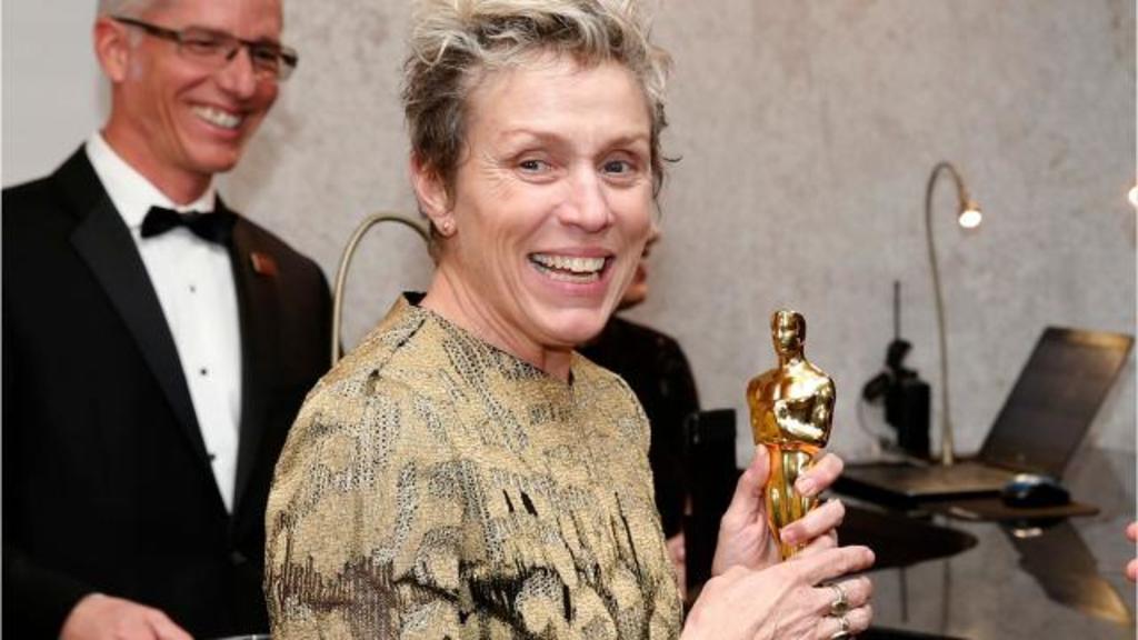 Un fiscal del Condado de Los Ángeles retiró este martes los cargos presentados contra el hombre que robó la estatuilla del Oscar a la mejor actriz obtenido por Frances McDormand en 2018. (ESPECIAL)