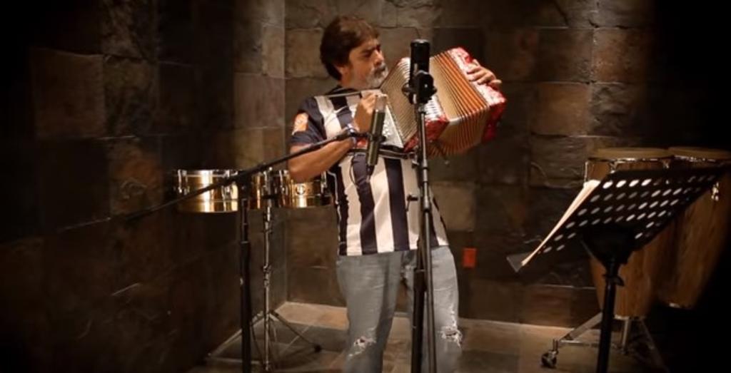 El cantante regio, Celso Piña, quien falleció este miércoles a causa de un infarto, tenía en Rayados una de sus más grandes pasiones. (ESPECIAL)