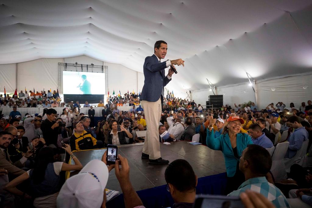 Durante una concentración con integrantes de partidos opositores en el este de la capital, Guaidó llamó a la oposición a redoblar la presión en las calles y la convocó a salir el sábado y domingo próximos a todas las barriadas del país. (EFE)
