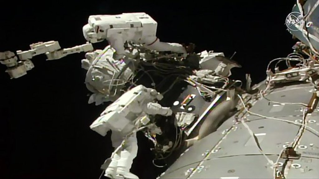 Los dos astronautas completaron la tarea antes de la hora programada y el control de la misión les autorizó tomar fotogafías. (ESPECIAL)
