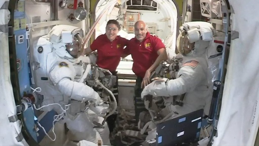 Los astronautas Andrew Morgan y Nick Hague realizaron la ins-
talación de un puerto de atraque. (ESPECIAL)