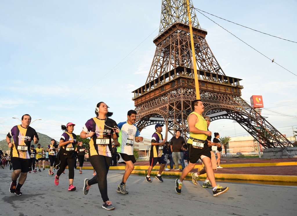 La salida de la 5 K se realiza de la Torre Eiffel de Gómez Palacio. (ARCHIVO)