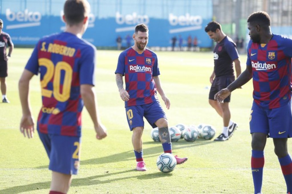 Tras una larga ausencia por una lesión en el sóleo de la pierna derecha, Lionel Messi (c) volvió a entrenarse con el Barcelona. (CORTESÍA)