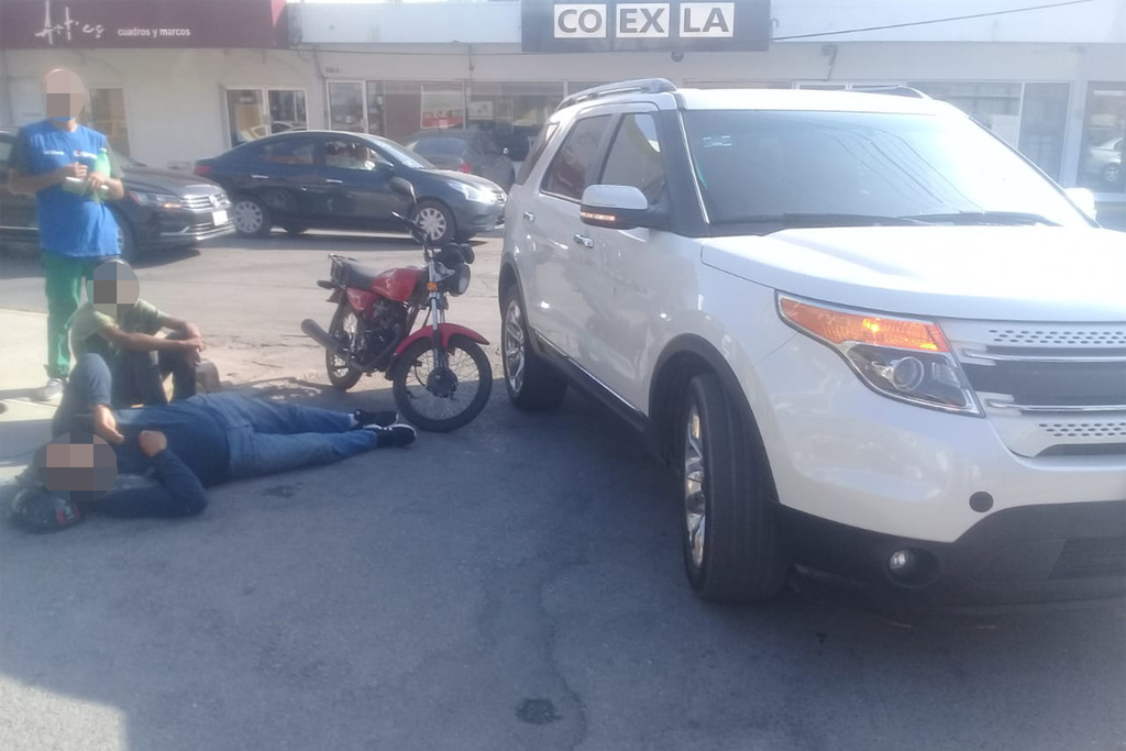 Conductora de camioneta impacta a motociclista en calles de San Isidro; el afectado no requirió de atención médica especializada. (EL SIGLO DE TORREÓN)