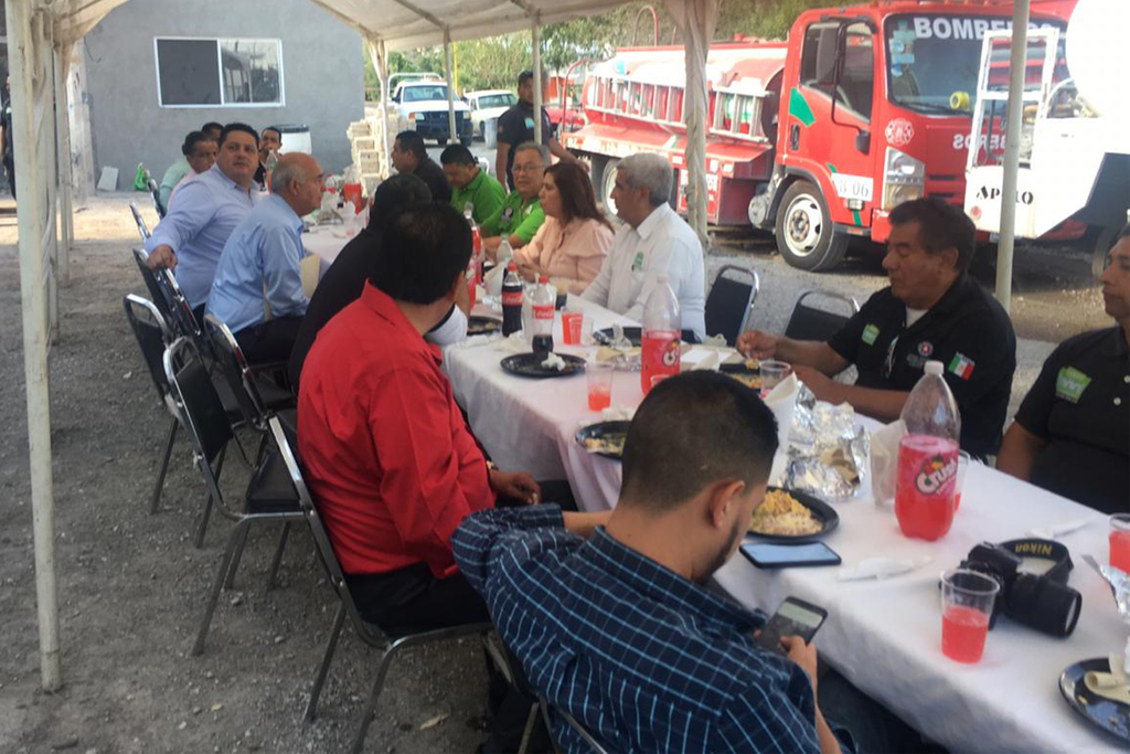 Con desayuno celebran el Día del Bombero en Lerdo; alcaldesa María Luisa González Achem habla sobre los logros en esta área. (EL SIGLO DE TORREÓN/EDITH GONZÁLEZ)