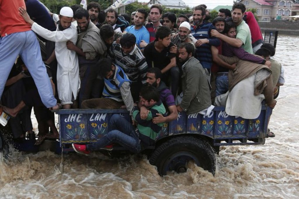 Los equipos de rescate, junto con personal del ejército de Pakistán, unieron esfuerzos para apuntalar las operaciones. (ARCHIVO)