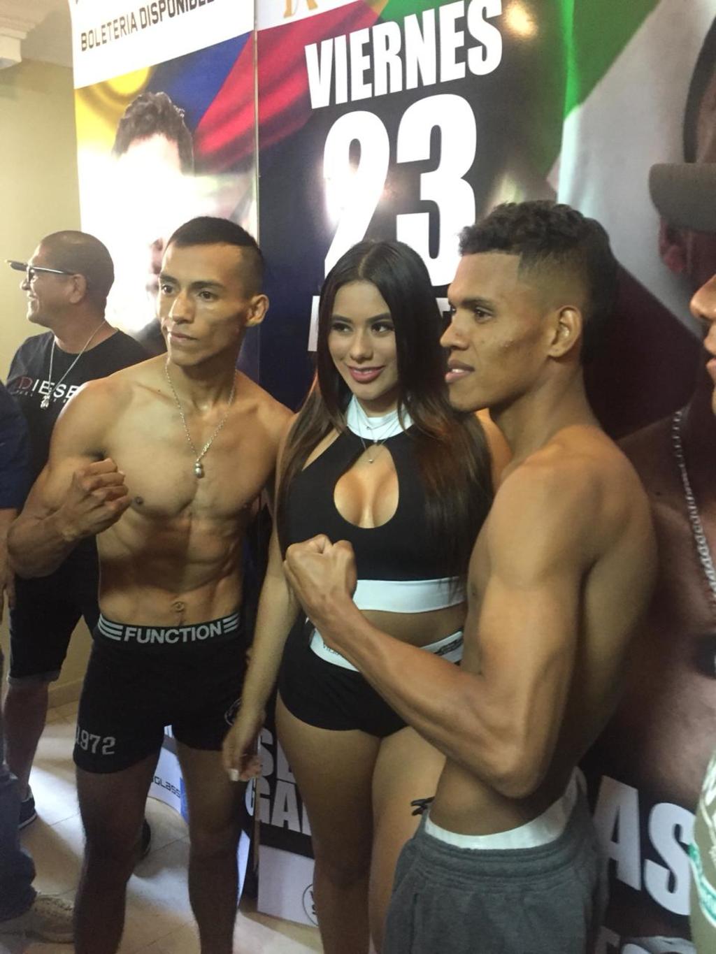 Ambos boxeadores durante la ceremonia de pesaje celebrada en caribe colombiano, registraron un total de 114.9 libras en la báscula. (ESPECIAL)
