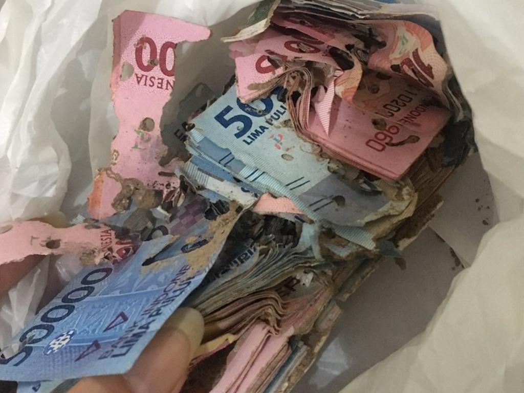 Su abuela falleció y encontró el dinero ahorrado escondido en bolsas. (INTERNET)