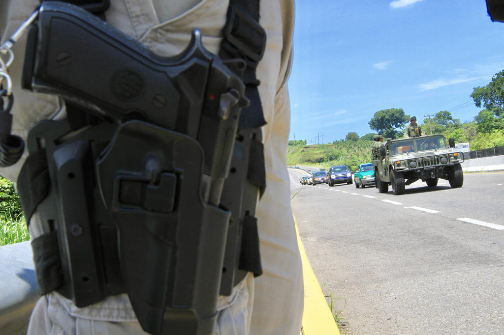 Integrantes de un grupo armado despojaron de sus armas y cartuchos a elementos de la Policía Estatal, cuando realizaban un patrullaje por un camino del municipio Chenalhó, donde indígenas tzotziles se mantienen enfrentados por problemas de límites territoriales. (ARCHIVO)