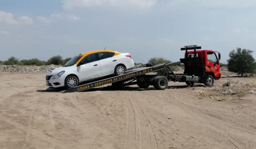 Ubicaron el cuerpo del hombre a un costado de un vehículo Nissan línea Versa en color blanco con amarillo tipo taxi con placas de circulación del estado de Nuevo León. (EL SIGLO DE TORREÓN)