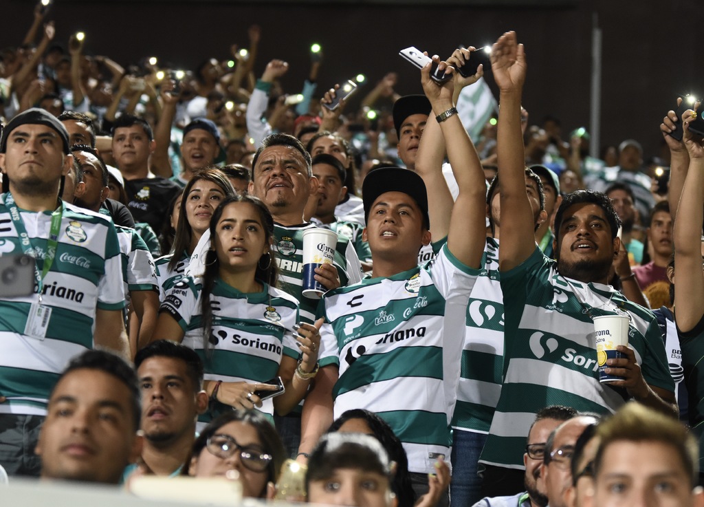 Los aficionados de Santos Laguna celebraron el cuarto triunfo de los Guerreros jugando como locales.